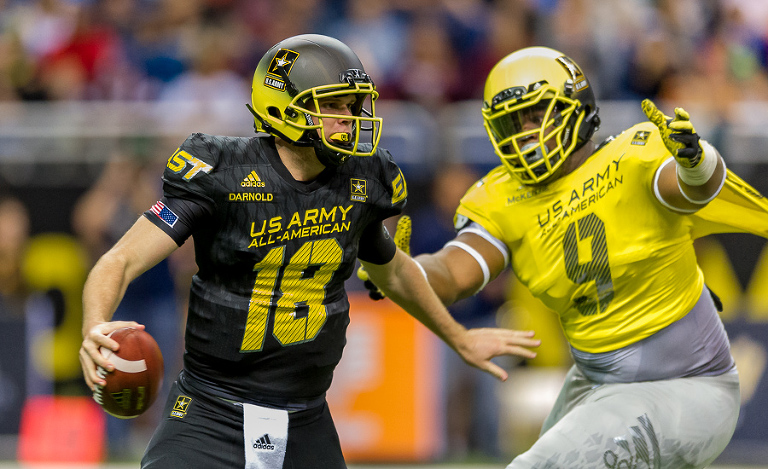 East quarterback Sam Darnold tries to avoid West DL Lahlil McKenzie during the 2015 U.S. Army All American Bowl.